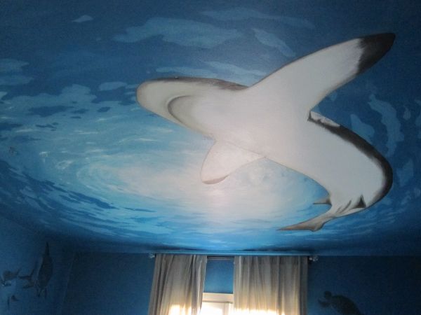 cameretta bambini, decorazione squalo a soffitto, stanza da letto tema degli abissi